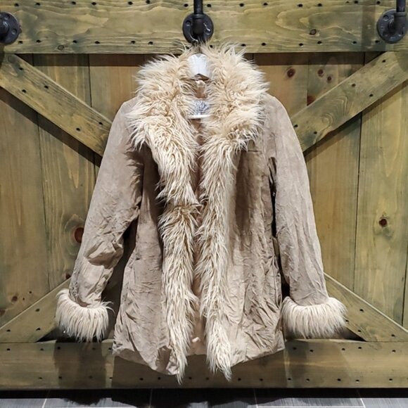 VINTAGE WILSON LEATHER COAT WITH FURRY COLLAR AND TRIM SIZE SMALL - Picture 2 of 12